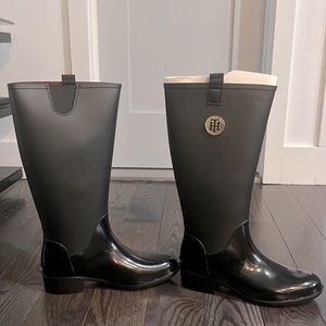 TOMMY HILFIGER RAIN BOOTS SIZE 10M